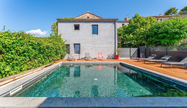 Holiday Home 'Côté Cour - 9 Personnes' with Shared Pool, Private Terrace and Wi-Fi