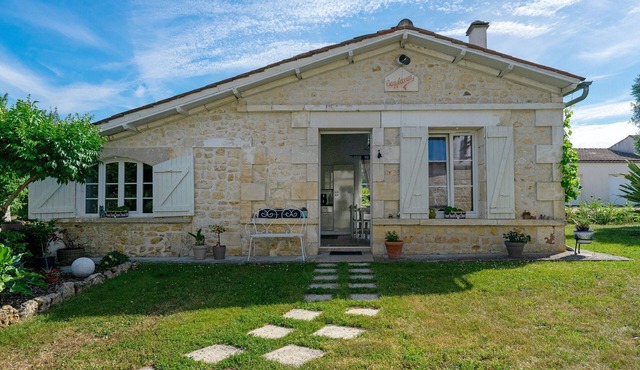 Holiday Home 'La Vignentaise' with Terrace, Shared Pool and Wi-Fi