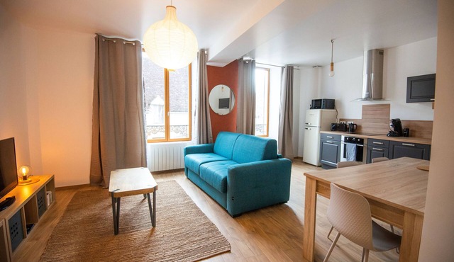 HOUSE DIVIDED INTO 2 APARTMENTS FOR 8 PEOPLE