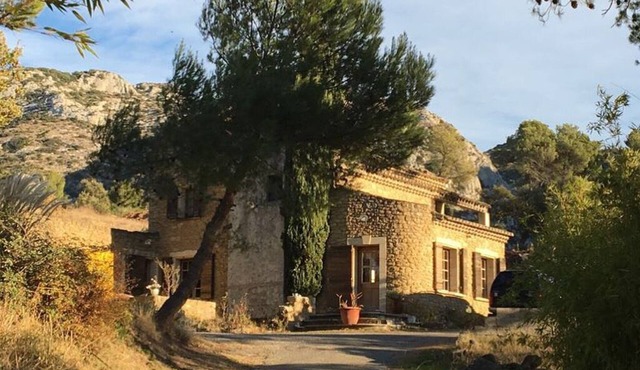 House in nature for retreats in Les Taillades. Up to 14 people in 5 rooms.