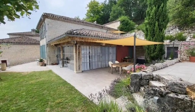 House with panoramic view, spacious rooms, swimming pool and quiet for 4 people