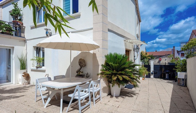House with a lovely garden/Metro Line 14/AC/BBQ/Sleeps 12