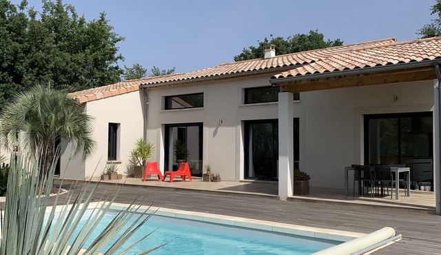 House with heated pool in Grignan