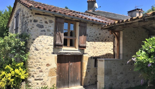 House with outdoor space and hiking trails, in a peaceful and quiet setting.