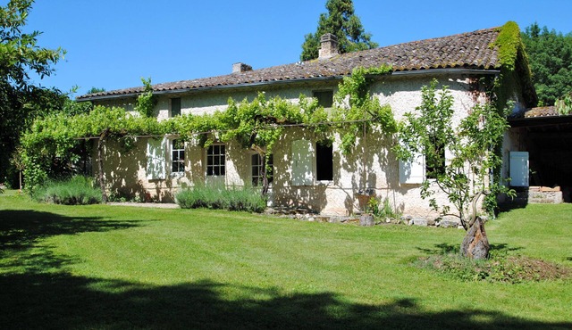 Idyllic and rustic cottage in stunning grounds with private terrace in Le Fleix