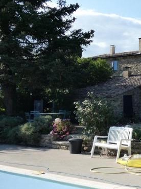 Jardin avec vue, grande piscine et mas divisé
