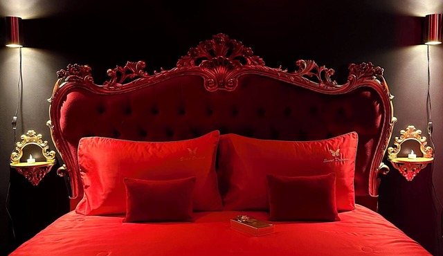 Just 30m from Paris, our loveroom-spa is the perfect setting for unforgettable moments.