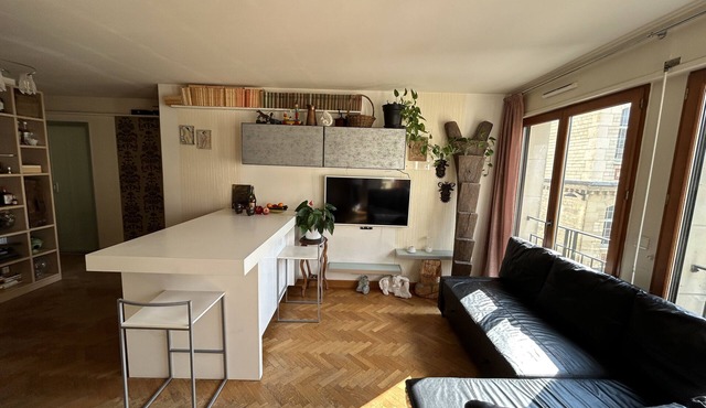 Just 5 minutes from the Eiffel Tower and the Seine! Ideal for families. Parking
