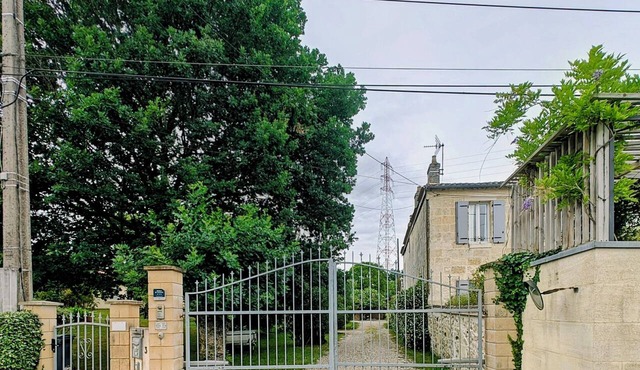 Just 9 minutes from Bordeaux: a getaway along the Garonne River at the 4-star Latresne vacation rental