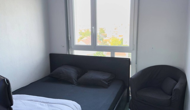 King size Bed Rooms in a shared apartment 5 min Metro Paris/Orly