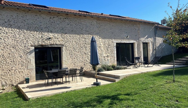 La Grange sleeps 6.