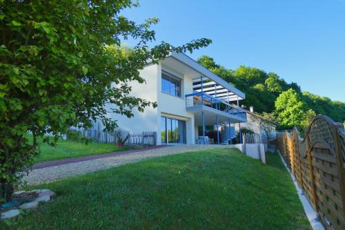 LAC CASA 60' Retro charm by the lake