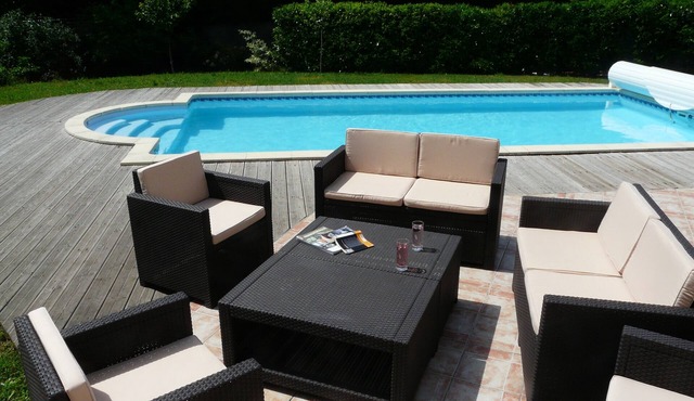 Large 200 m² villa with garden, swimming pool and pergola.