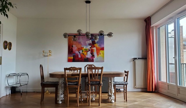 Large apartment, close to the metro, 15 minutes from Pte de Versailles, quiet, sunny location