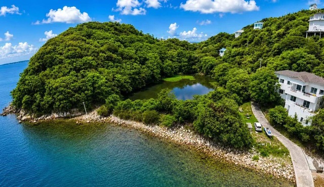 Large Beachfront Island Villa Sleeps 12 Ideal for Families and Groups in Bizen