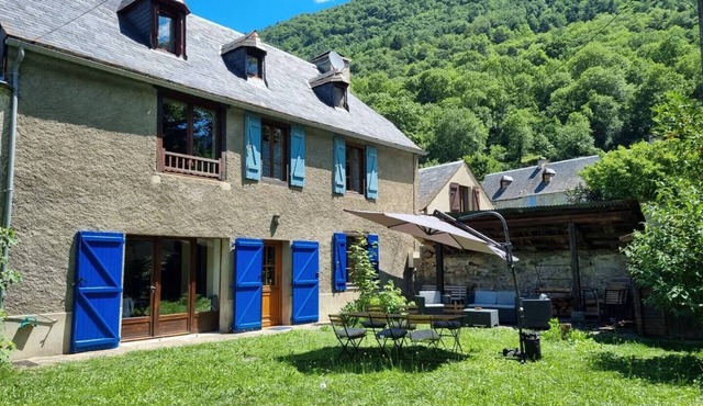 Large country house with a fenced garden, pets allowed.