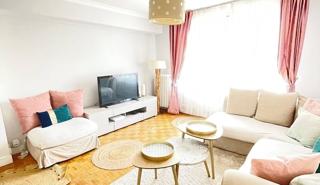 Large family home, close to transport and shops, 7 min Paris, free parking