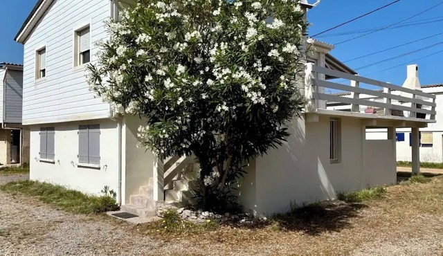 Large, fully-equipped chalet in Gruissan Plage for 6, 150 meters from the beach. Wifi fiber.