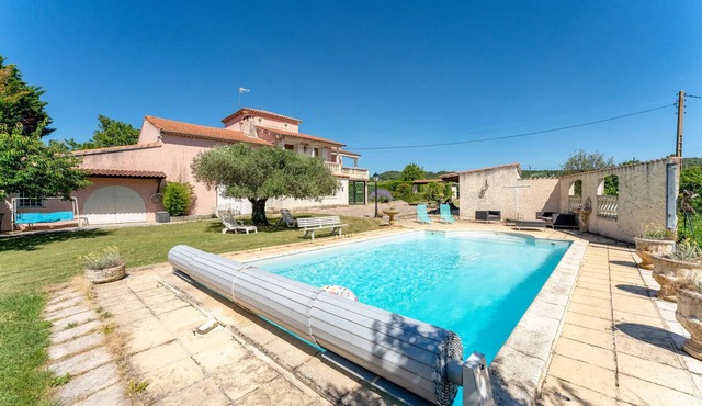 Large house for 2 to 8 people with private pool