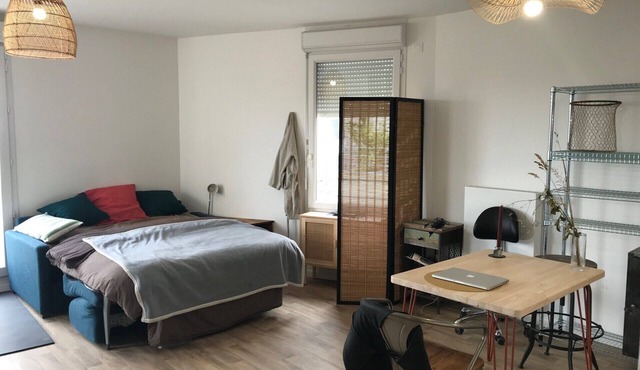 Large studio with direct access to Paris