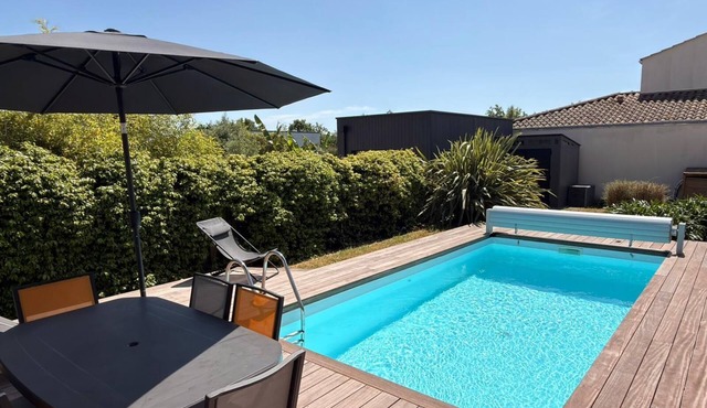 Le Bois des Ailes, lovely house with a heated pool