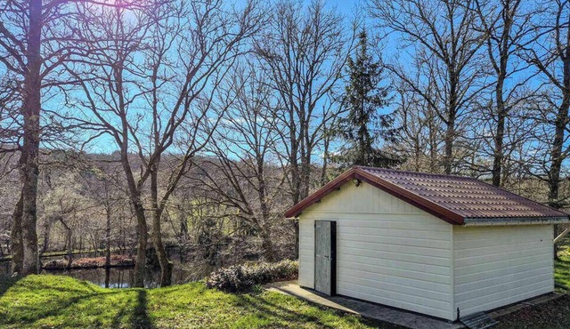 LE CHALET DU LAC, in the Morvan nature park; pets welcome! Calm.