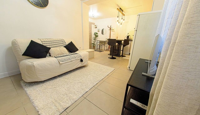 Le Cocon- Netflix - 9 min from the airport - Bright