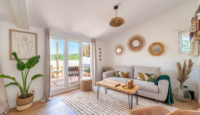 Le Colombier – Jacuzzi & Toulon-Style Terrace