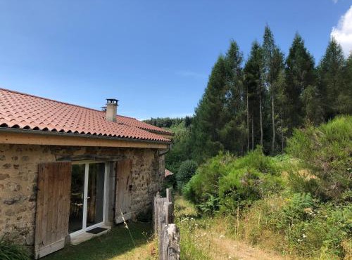 Le Four des Garniers La maison en pierres au bout du chemin