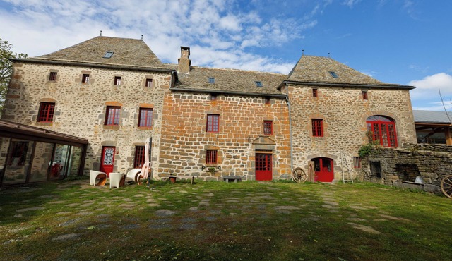 Le manoir de la Chaumette Independent apartment with games room and swimming pool