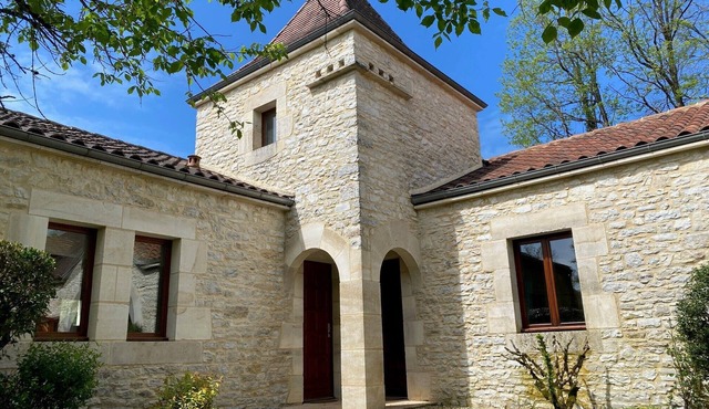 LE Petit DUC Half Vrijstaande Ruime Bungalow met Privé Terras en Zwembad