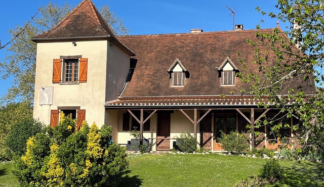 Les Costes, Calvignac. Large house with pool. Close to the river.