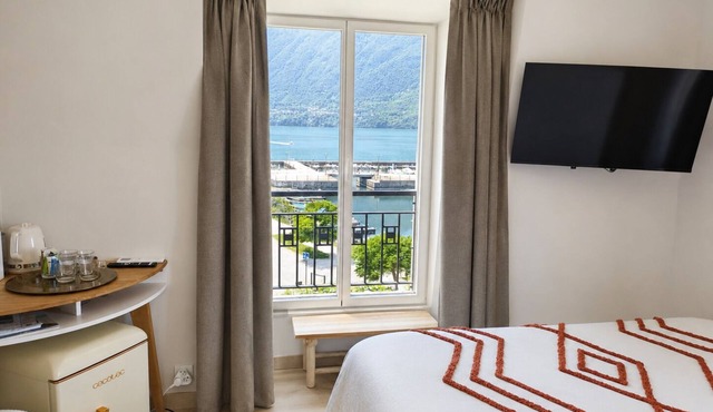 Les Moments d'Ivresse (bedroom lake view)
