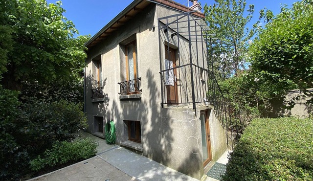 Little house near Paris & metro. Quiet and nestled in lush greenery.