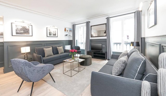 LivinParis | Luxury AC 3 Bedrooms Le Louvre III