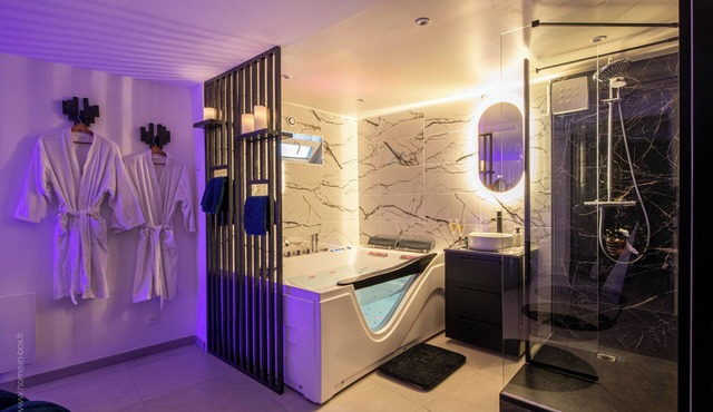 Love Room 91 with XXL Private Jacuzzi - 30 min from Paris - 18 min from Orly airport