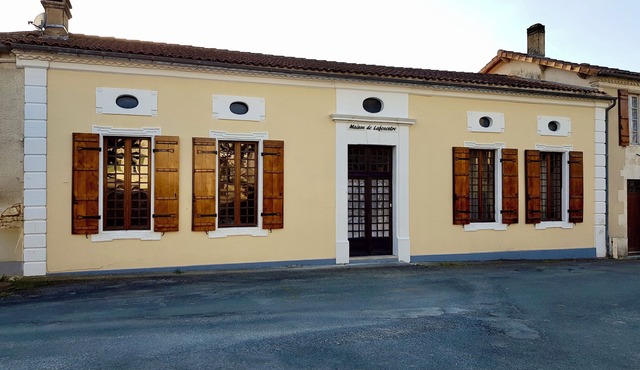 Lovely relaxing Charente Maritime family holiday home, heated pool, Pet Friendly