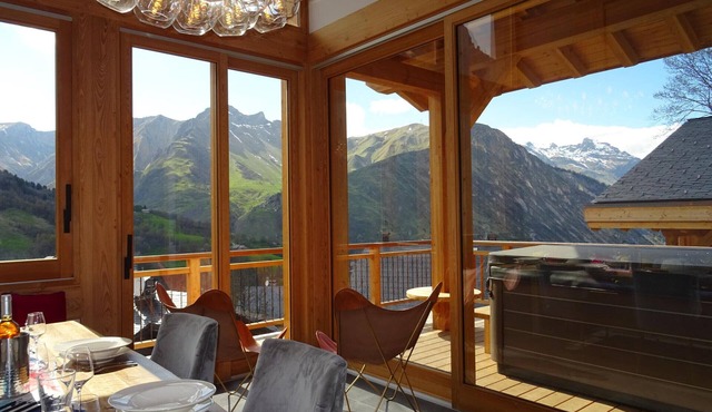 Luxury chalet with slope access, sauna and jacuzzi