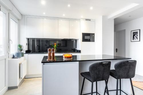 Luxueux, climatisé, 2 chambres, parking privé inclus, design, confort premium, 80 m2, proche gare SNCF