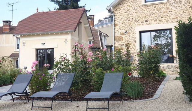 Luxurious 150m² Cottage with Fishing Pond in a 2-Hectare Park, Near Paris & Versailles