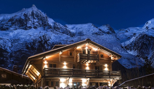 Luxury 6 bedroom chalet, spa, pool table, gym, walking distance to Chamonix