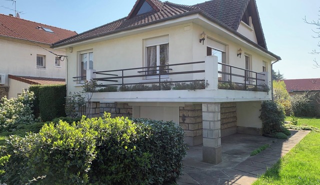 Magnificent, bright house with large garden, conveniently located. Quiet neighborhood