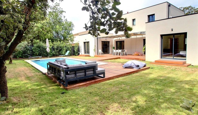 Magnificent New Villa in Saint-Didier with Pisicne