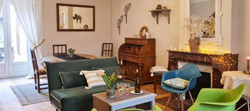 Maison charmante à Mauzun avec jardin et patio fleuri