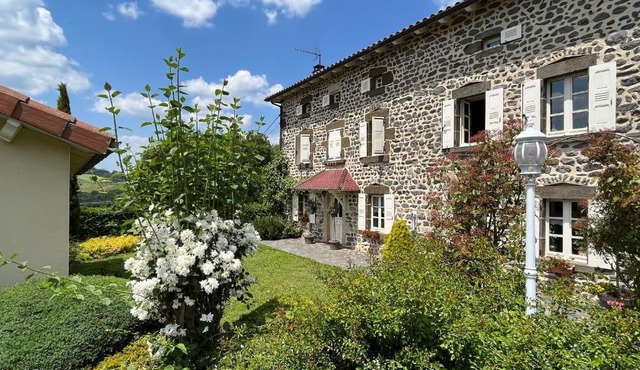 Maison de caractère au cœur du village - FR-1-582-546