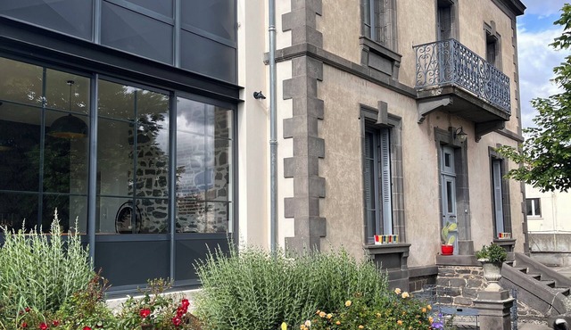 Maison de maître with SPA near Clermont-Ferrand.