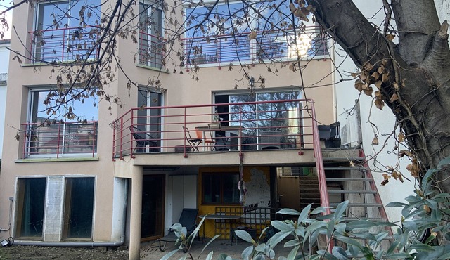 Maison de Trois Étages Avec Jardin Pour 10 Personnes à une Station de Paris !