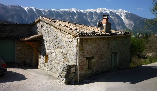 Maison la Joubarbe – Stone House for 5 with Stunning Mont Ventoux Views