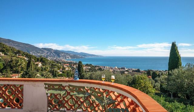 Maison Soleillade – A rustic, peaceful home with a view of the sea