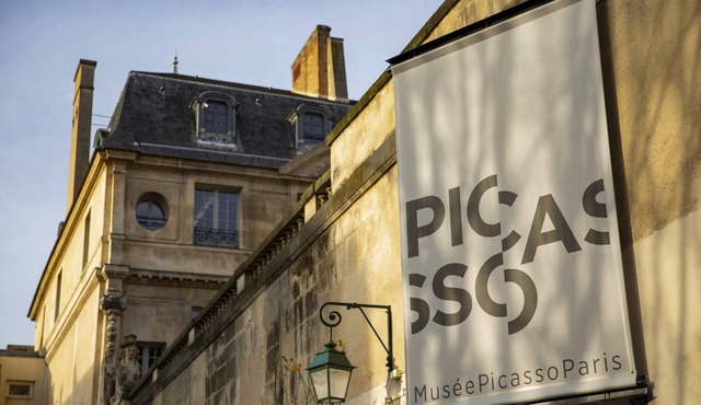 Marais Rue Archives next to Picasso Museum, Place des Vosges,and Rue de Bretagne
